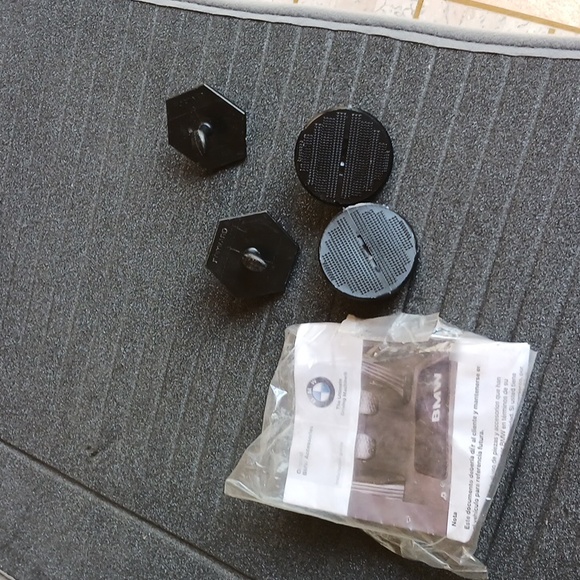 BMW factory floor mat,passenger side only,oyster gray,2004 325ci,New fastners - Picture 8 of 13